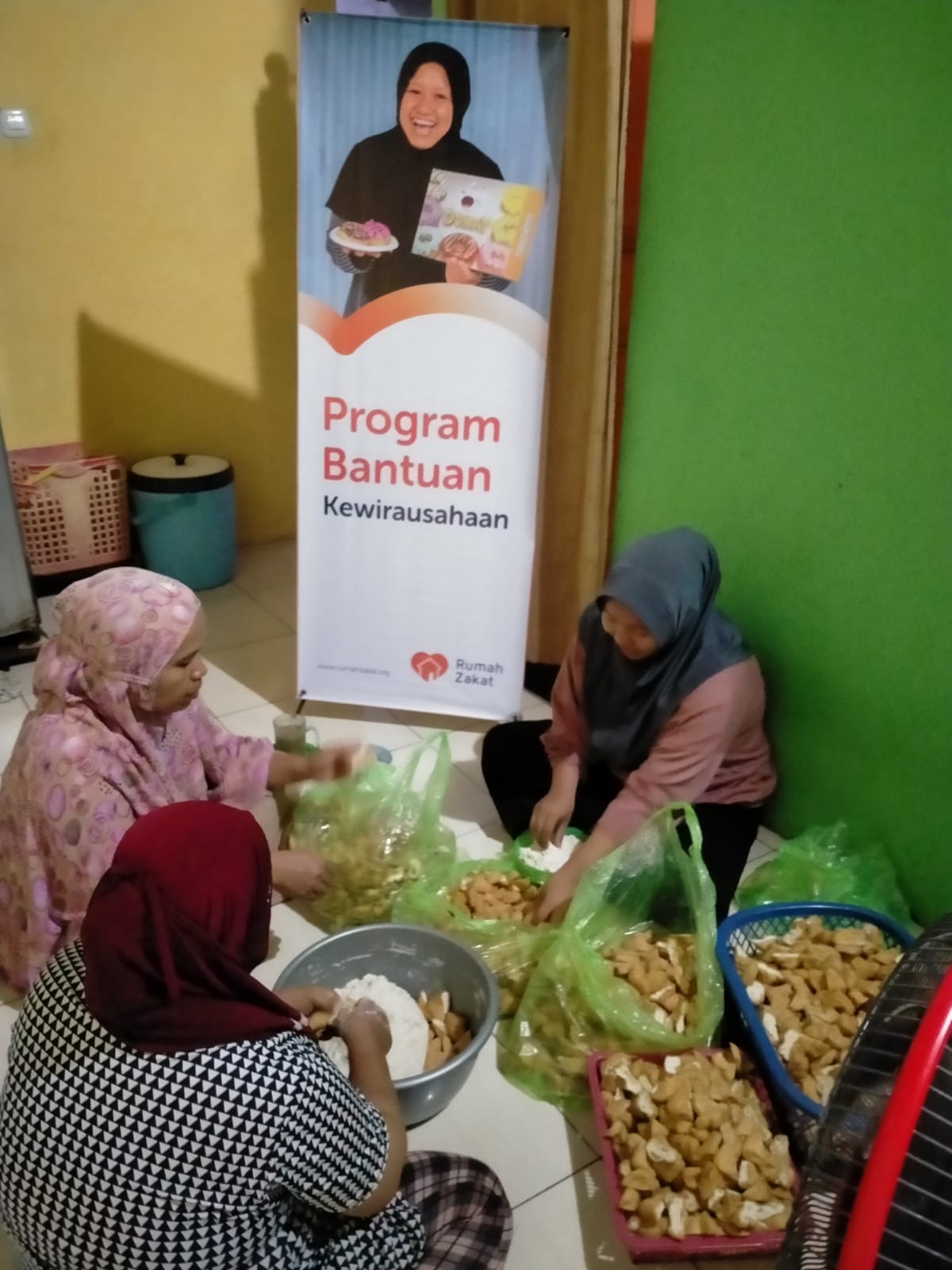 KUNJUNGAN dan PENYALURAN MODAL USAHA PELAKU UMKM