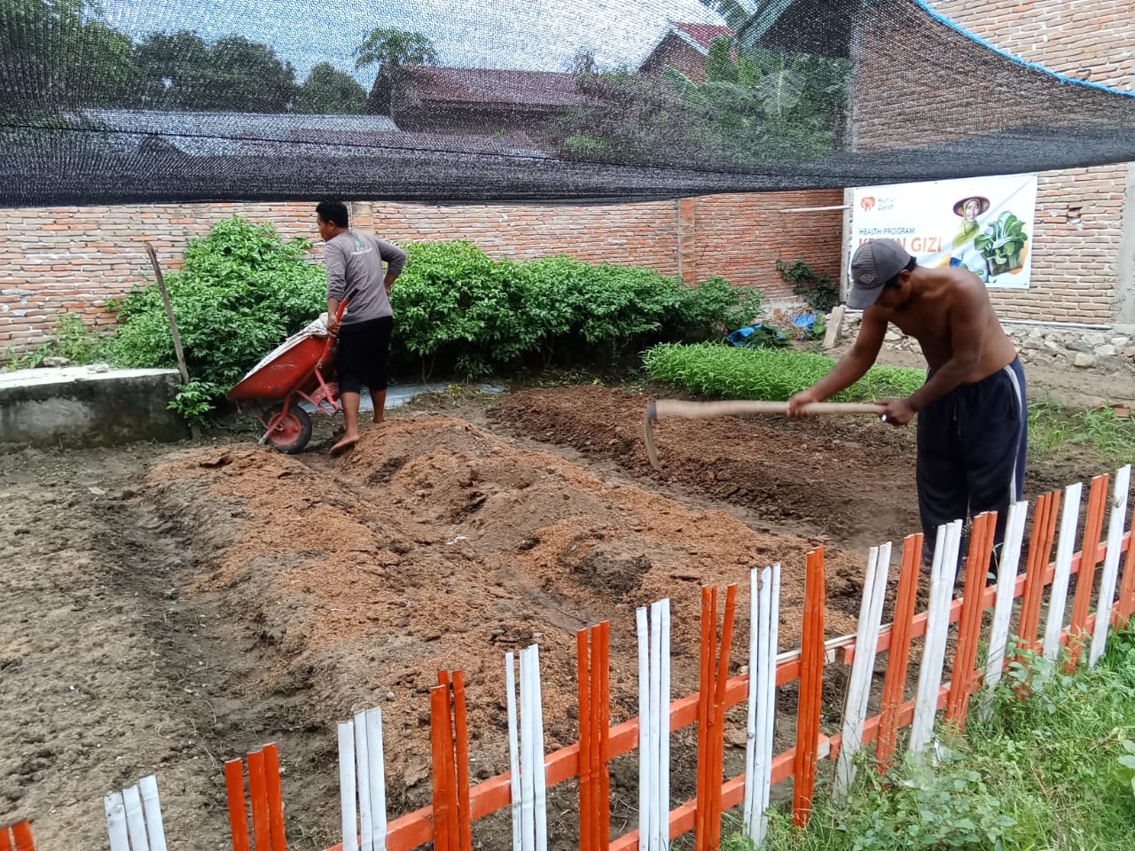 Rumah Zakat Lakukan Pemberian Pupuk dan Pengolahan Tanah di Kebun Gizi untuk Penanaman Sawi dan Kangkung